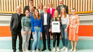 Die jungen Frauen überzeugten mit ihrer Idee rund um die Entstehung der Energiekrise und möglichen Lösungswegen die Jury am meisten. (Bild: Arbeitgeberverband HessenChemie)