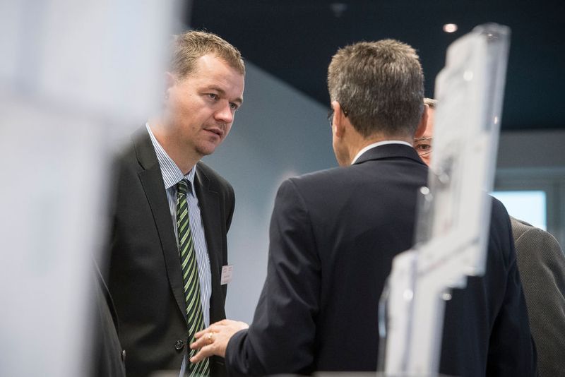 Der Kongress und die Tischmesse im Foyer boten einen angenehmen Rahmen für Gespräche und das Networking. (Thomas Entzeroth)