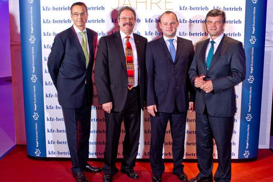 Prof.-Dr. Ralf Jahn (IHK Würzburg-Schweinfurt), Siegfried Rohrbach (Vogel Business Media), Siegfried Trede und Jens Nietzschmann (DAT) (Archiv: Vogel Business Media)
