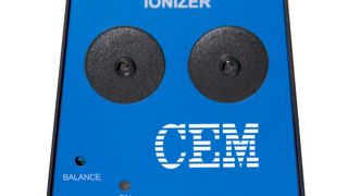 Aantistat 2000 ermöglicht das problemlose – von statischer Aufladung ungestörte – Einwiegen von Feststoffproben. (Bild: CEM)