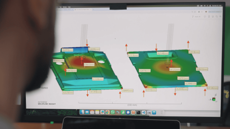 Mithilfe einer Moldflow-Simulation analysierte die Plattform Xometry den Entwurf für das Batteriegehäuse und ermittelte konkrete Konstruktionsanpassungen.(Bild:  Xometry)
