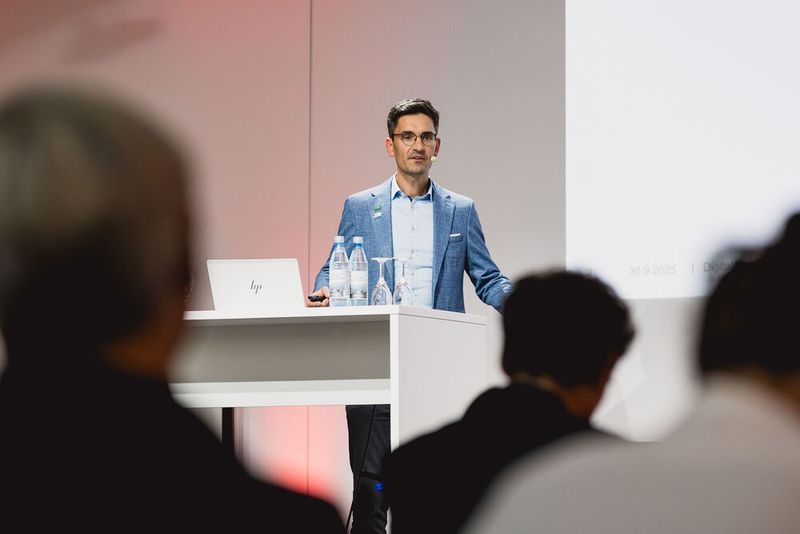 Dr. Carl-Philipp Ding gibt wertvolle Einblicke in die Umsetzung der Digital Data Chain bei der BASF SE. (Bild: Stefan Bausewein)