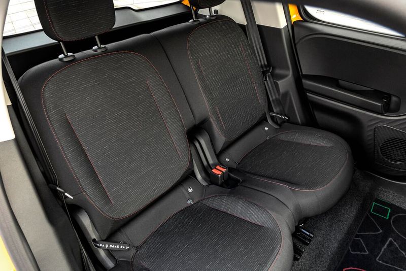 Dass es auf den Rücksitzen, selbst wenn diese komplett nach hinten (17 Zentimeter) geschoben sind, für Erwachsene dennoch beengt zugeht, ist aber nicht zu vermeiden (Bild: Renault)