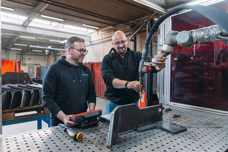 Tony Meyer vom Stahlbauunternehmen Umetec überzeugt sich hier, wie einfach das Teachen der Fronius-Smartcell in der Praxis von der Hand geht. (Bild: Chr. Große pivopix / Fronius)