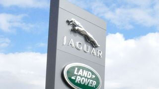 Die Jaguar-Land-Rover-Händler müssen weiter auf einen neuen Margenleitfaden warten. (Simon/»kfz-betrieb«)