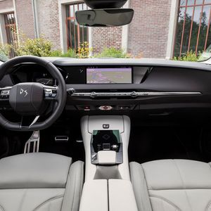 Innen geht es edel zu: Gesteppte Nähte ziehen sich durch das Nappa-Leder.(Bild: DS)