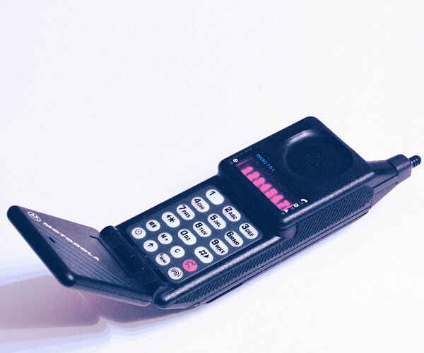 Das Motorola MicroTAC 9800x von 1989 nach dem ETACS-Standard (Bild: Redrum0486/Creative Commons Attribution-ShareAlike 3.0 License)