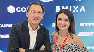 An der «Realize Live» in Amsterdam sprach Klaus Löckel, CEO DACH bei Siemens Digital Industries Software, mit Nastassja Neumaier, stv. SMM-Chefredaktorin. Er erlebe Schweizer Maschinenbauer bei Digitalisierungsthemen eher progressiv als zögerlich. (Bild: Nastassja Neumaier)