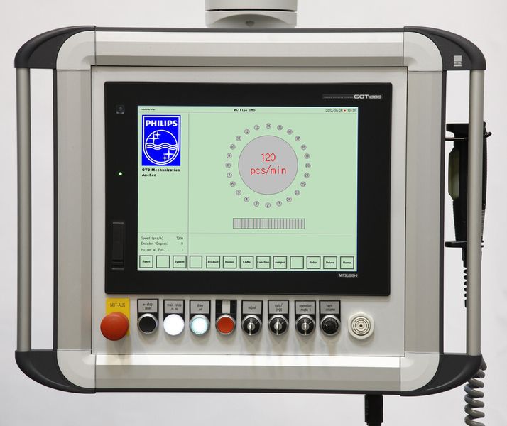 Mitsubishi Electric bietet von der Robotersteuerung bis zum GOT-Bedienpanel alles aus einer Hand, einheitlich basierend auf der iQ Platform. Das 15 Zoll große HMI aus der GOT16-Serie ermöglicht die einfache Anlagenbedienung per TFT-Anzeige mit einer Darstellung von 1024 mal 768 Pixeln und 65.536 Farben. (Bild: Mitsubishi Electric Europe)