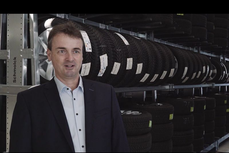 Firmenchef Bernhard Schmolck hat kräftig ins Reifengeschäft investiert. 16.000 Kunden-Pneus können jetzt eingelagert werden. (Bild: Schmolck)