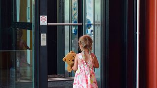 Sicherheit duldet keine Kompromisse: Deshalb gibt es bereits heute Sicherheitsbremsen, die alle Sicherheitsanforderungen nach den neuen Aufzugsnormen EN 81-20 und EN 81-50 erfüllen. (Bild: Mayr Antriebstechnik)