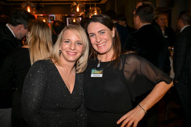 (l.) Isabel Liebler (Fortinet) geht mit Vanessa Heiland (TXOne) gleich auf die Tanzfläche (Bild: Hannes Magerstädt)