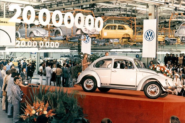 Im Jahr 1974 löste der Golf den Käfer ab – ein echter Generationenwechsel. (Foto: Volkswagen)