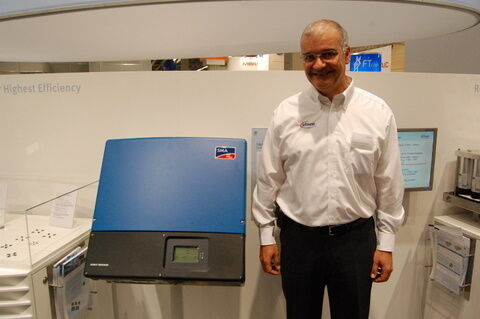 Größenvergleich zum Matrix-Converter - 20 kW-Umrichter von SMA am Stand von Infineon (Archiv: Vogel Business Media)
