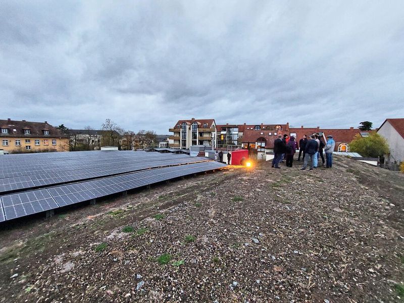 Im Herbst nicht so eindrucksvoll wie im Sommer: Auch PV-Anlagen sollen die energiehungrigen Pumpen mit Strom versorgen helfen. (Bild: Stefan Bausewein)