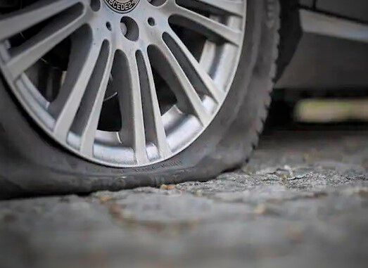 Ein Blick auf die industrielle Zukunft lässt angesichts der Energiepreiskosten nichts Gutes erahnen. Wenn die Politik nicht sinnvoll gegensteuert, dann geht der Produktion in Deutschland demnächst die Luft aus, wie diesem Reifen, befürchtet der DIHK.(Bild:  D. Wassel)