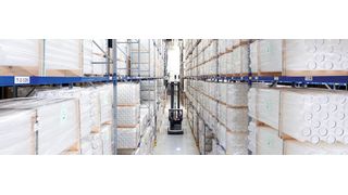 Eine Herausforderung für die Schubmaststapler ist das Handling der unterschiedlich großen Ladungsträger, auf denen zum Teil sperrige Güter transportiert werden. (UniCarriers)