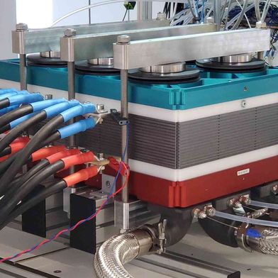 Ein Konzept zur Herstellung der weltweit größten PEM-Brennstoffzellenstacks hat das ZSW entwickelt.  (Bild: ZSW, Elvira Eberhardt)