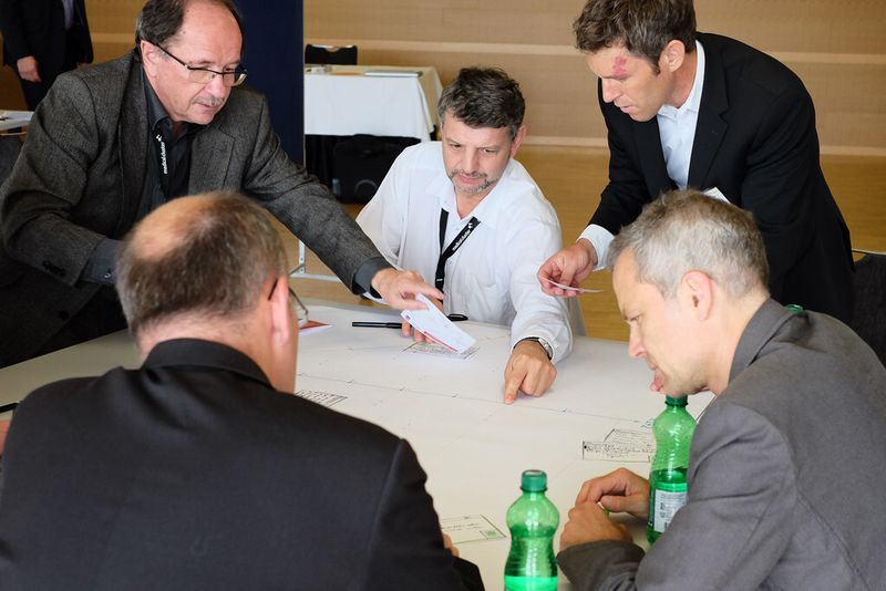 Beim Workshop zum Thema Innovation wird fleißig diskutiert … (Sherwin Asadi)