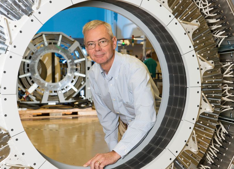 Dr. Michael E. Casey, Siemens Healthcare Tennessee / USA: Gestochen scharfe Bilder machen Krankheiten sichtbar. Positronen-Emissions-Computertomographen (PET-CTs) werden in Zukunft viel zur Entwicklung von Diagnosemöglichkeiten beitragen können. Davon ist Michael Casey (60) überzeugt. Der Entwickler hat zahlreiche Erfindungen im Bereich der PET-CTs auf den Weg gebracht, die vor allem den Bildaufbau beschleunigt und die Bildschärfe verbessert haben. (Siemens)