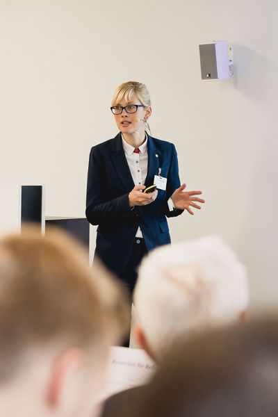 Spezialistin für Keramische Spalttöpfe: Sandy Kraft erklärt, warum Spalttöpfe aus Keramik   in Magnetkupplungspumpen die Betriebssicherheit erhöhen. (Bild: Stefan Bausewein)