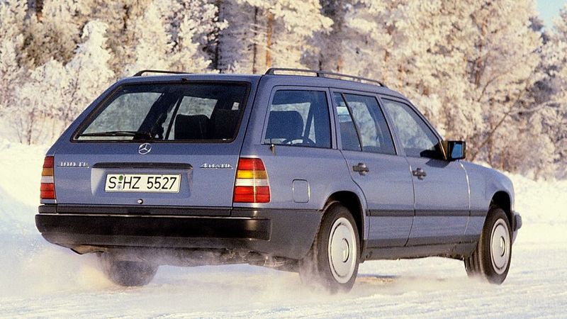 Hier das T-Modell des W 124 vor der Umbenennung in E-Klasse. Es trägt die Bezeichnung S 124 und entsprach technisch und stilistisch weitgehend den Limousinen. Auch bei ihm legte Mercedes-Benz großen Wert auf Sicherheit. So verfügt der Kraftstofftank bei den T-Modellen über eine spezielle Form mit schrägen Anlaufflächen auf der Tankoberseite und dem Fahrzeugboden. Bei einem Heckaufprall mit Längsverformung wird nach unten weggedrückt und dabei von Fangseilen gehalten wurde, ohne auf die Fahrbahn aufzuschlagen.  (Bild: Mercedes-Benz)