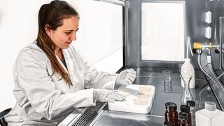 1 Mikrobiologische Sicherheitswerkbänke halten durch einen „Luftvorhang“ Aerosole vom Anwender und den Produkten fern. (Weiss Technik)