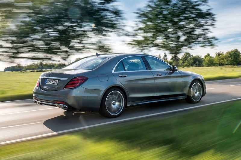 Der Kofferraum fällt mit 470 Litern zwar nicht gerade klein aus, die eigentlich eine Nummer kleinere E-Klasse fasst allerdings 70 Liter mehr. (Daimler)
