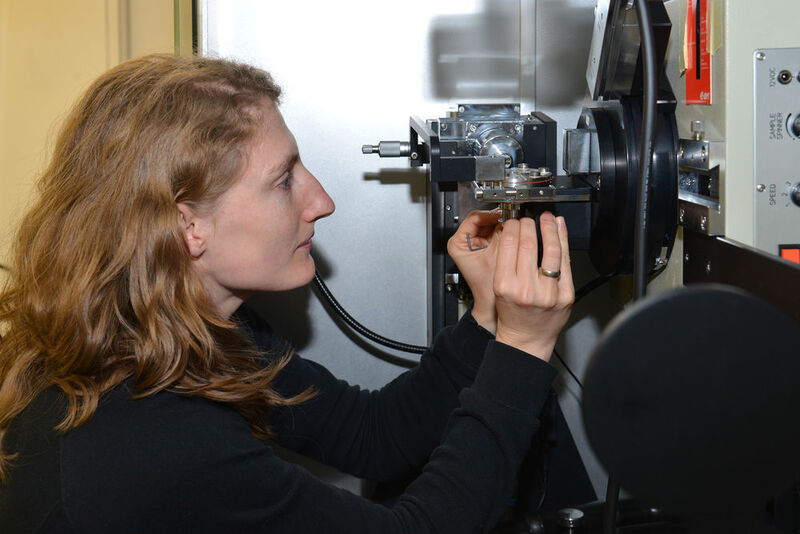 Irmgard Buchberger am Röntgen-Diffraktometer (Bild: Andreas Battenberg / TU München)