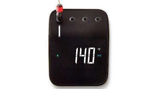 Auch für Barbecue-Fans bricht nun das digitale Zeitalter an. Der Weber Connect Smart Grilling Hub verwandelt jeden Grill, unabhängig von Marke und Modell, in einen Smart Grill. Vom Einrichten des Grills bis hin zum Wenden und Servieren des Grillguts kommuniziert der  Schritt-für-Schritt-Assistent über die Weber App direkt an mit einem mobilen Gerät. Die Benachrichtigungen basieren auf der präzisen Echtzeit-Temperatur und entsprechnden Vergleichswerten. Wählt der Benutzer beispielsweise ein Medium-Rare Steak mit Blue Cheese, bietet Weber Connect ein Video zur Einrichtung des Grills, die geschätzte Garzeit, eine Benachrichtigung, wenn gewendet und der Käse hinzugefügt werden muss, außerdem eine Warnung, sobald das Steak Medium-Rare erreicht hat. Die cloudbasierte Weber Connect App umfasst außerdem eine Vielzahl von Rezepten, inspirierende Videos, Grillhilfen, Kundensupport und wird ständig mit Over-the-Air-Software-Updates weiterentwickelt. (Bild: Weber-Stephen Products)