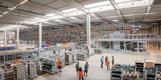 Beispiel für eine Investition in Digitalisierung: Das neue automatische Kleinteilelager von BLG in Meerane. Es ist mit den Automobilproduzenten in der Region vernetzt und stellt Waren genau dann bereit, wenn sie dort gebraucht werden.(Bild:  BLG Logistics Group)