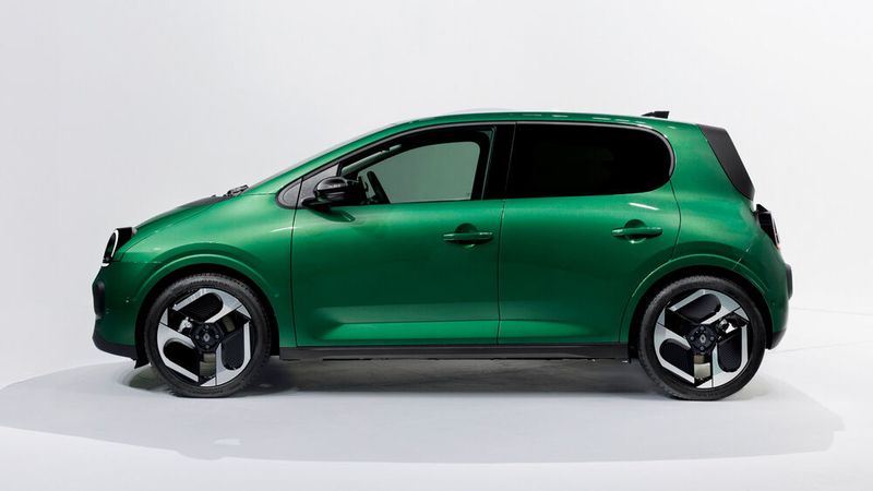 Mit 3,79 Metern Länge gehört der Twingo E-Tech zu einem bislang exklusiven Kreis elektrisch angetriebener Kleinstwagen. (Bild: Renault)