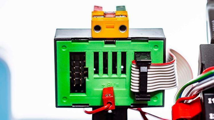 In der Lernfabrik 4.0 werden Parameter wie Temperatur und Luftfeuchtigkeit von einem Umweltsensor erfasst und über die TXT Controller an die fischertechnik Cloud kommuniziert, um dann am Dashboard ausgewertet zu werden. (fischertechnik)