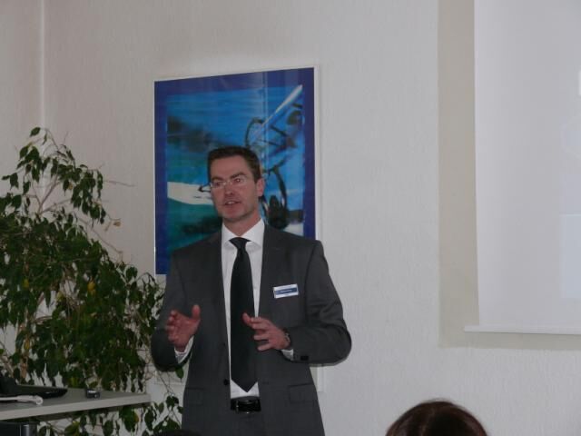 Michael Hering, Leiter Lösungsberatung Tectura AG, präsentiert Microsoft Dynamics NAV 2009  (Bild: Tectura)