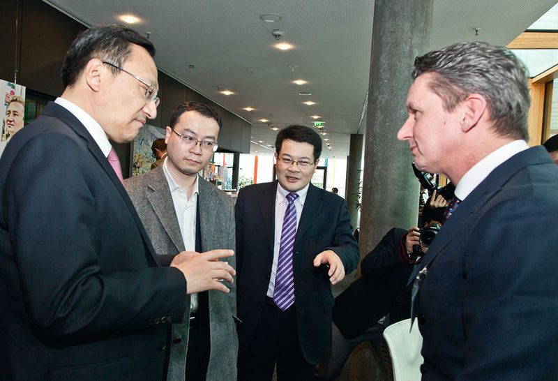 V.l.: Miao Ruilin, Bürgermeister der Stadt Nanjing, im Gespräch mit Olaf J. Müller, CEO der LMT Group. (LMT Group)
