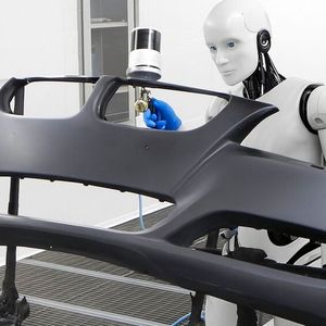 Die ferne Zukunft sieht Tiemo Sehon mit humanoiden Robotern in der Lackierkabine.(Bild:  Sehon)