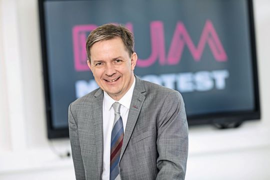 Alexander Blum ist seit 2001 Geschäftsführer bei Blum-Novotest. Das 1968 in Oberschwaben gegründete Familienunternehmen hat seine Wurzeln in der Werkzeugmaschinenindustrie. Heute ist es ein Weltmarktführer im Bereich der Mess- und Prüftechnik und global in diversen Branchen unterwegs.(Bild:  © www.martinmaier.com)