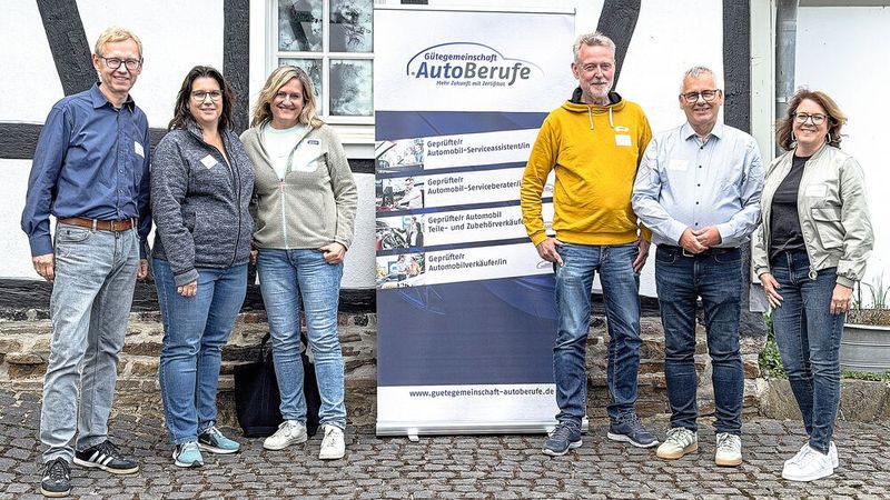 Der neue Vorstand der künftigen Gütegemeinschaft Autoberufe e.V.: (v. r.) Vorsitzende Claudia Kefferpütz (BIV-Kfz), Stellvertreter Peter Schieder (Mitsubishi) und Carsten Siebers (VW) sowie Beisitzer Christiane Nicolai (Audi), Sabine Bartel (MAN) und Arne Hacker (Mercedes-Benz).(Bild:  Schmidt - VCG)