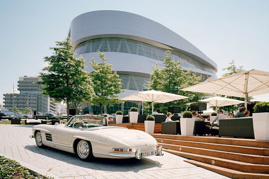 So schön kann Sommer sein: Das Mercedes-Werksmuseum in Stuttgart präsentiert sich und seine historischen Exponate im elegant-sportiven Ambiente. (Mercedes)