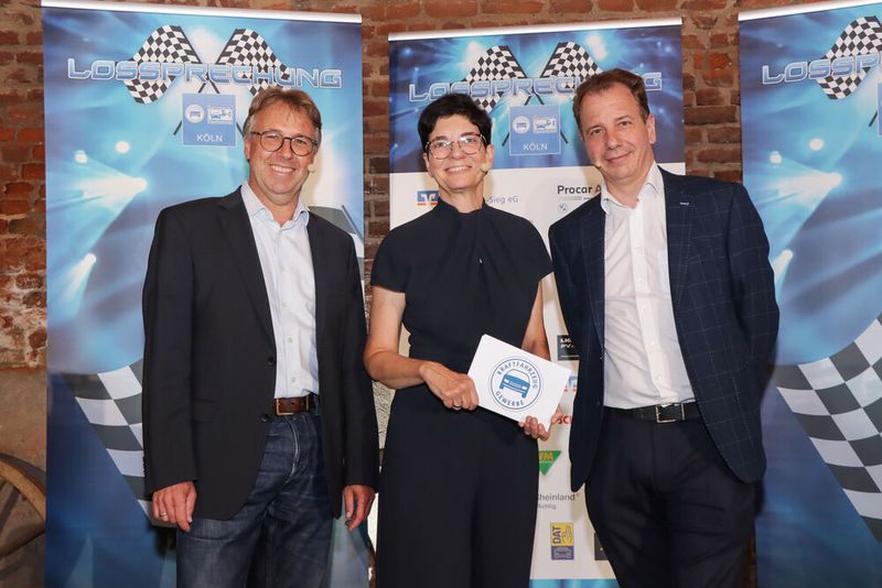 Innungs-Geschäfstführerin Claudia Weiler (Mitte) und der stellv. Obermeister und ZKF-Präsident Arndt Hürter (l.) sowie Obermeister Stefan Bäckmann (r.) führten durch die Veranstaltung.  (Bild: Kfz-Innung Köln / Auweiler)