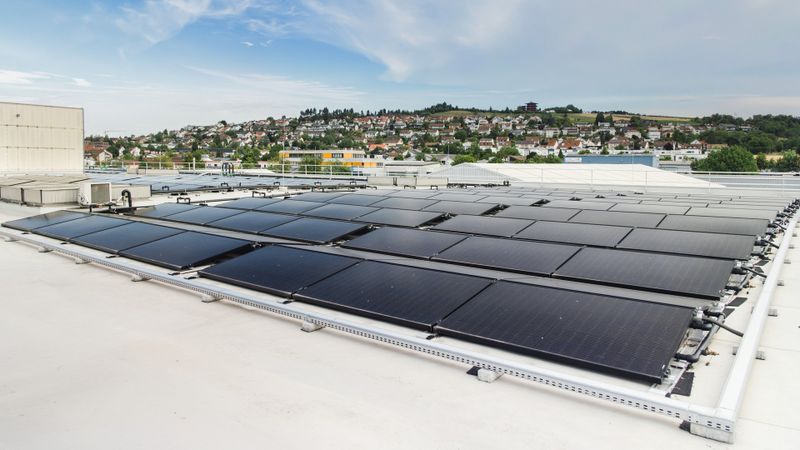 Rund 780 der über 1.000 PVT-Module befinden sich auf dem Dach des Hauptgebäudes am Mahle-Standort in Vaihingen an der Enz. (Bild:  Mahle)