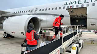 Der Flughafen Paderborn/Lippstadt ist der erste in Deutschland, der Exoskelette beim Be- und Entladen von Flugzeugen im Regelbetrieb einsetzt. (Bild: Ottobock)