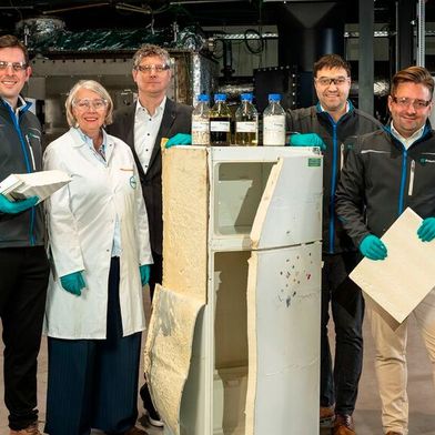 Gemeinsames Technologie-Upscaling für das Recycling von Hartschaum: Covestro und Fraunhofer Umsicht planen Pilot-Anlage. Projektteam (v.l.): Dr. Thomas Fehn, Group Manager Chemical Recycling and Downstream Processes, Fraunhofer Umsicht, Dr. Stefanie Eiden, Head of Pyrolysis Projects, Covestro, Dr. Stephan Schubert, Head of Enabling Technologies, Covestro, Dr. Alexander Hofmann, Head of Thermochemical Conversion Technologies, Fraunhofer Umsicht, M. Eng. Sebastian Hänisch, Chemical Recycling and Downstream Processes, Fraunhofer Umsicht (Bild: Fraunhofer Umsicht/ Sabrina Bauer)