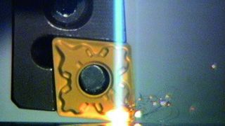 Ob bei HSC-Bearbeitung ein Absinken der Zerspankraft auftritt, ist vom Werkstoff abhängig.  Deshalb muss nicht notwendigerweise mit hohen Schnittgeschwindigkeiten gearbeitet werden, um geringere Prozesskräfte und damit kleinere Formabweichungen zu erzielen. Bild: IWT (Archiv: Vogel Business Media)