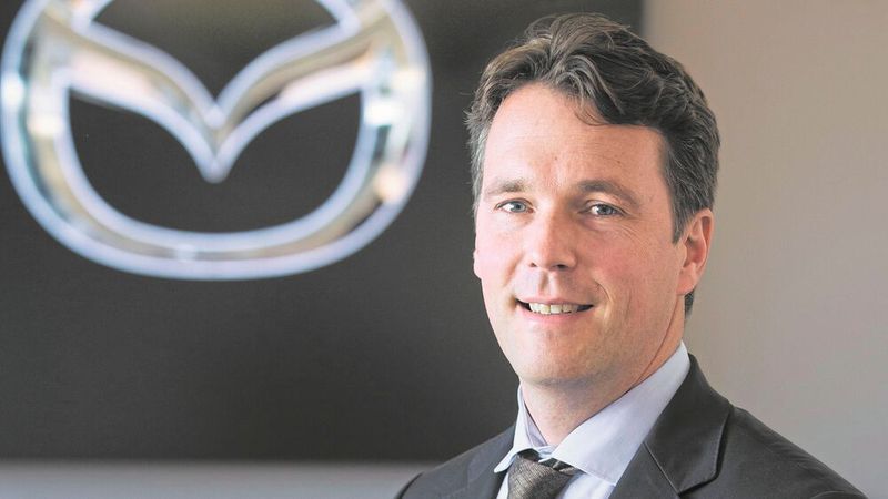 Bernhard Kaplan, Geschäftsführer Mazda Deutschland: „Wir blicken im deutschen Markt auf ein erfolgreiches Jahr 2023 zurück, in dem wir gemeinsam mit unseren Händlern bis zum Jahresende rund 48.000 Neuzulassungen und einen Marktanteil von 1,6 Prozent erreicht haben. Diese Größenordnung ist auch für 2024 unser Ziel. Neben unseren erfolgreichen Modellen wie zum Beispiel dem Mazda CX-5, dem Mazda CX-30 und dem Mazda CX-60 werden 2024 der überarbeitete Mazda2 Hybrid sowie der neue Mazda CX-80, der als zusätzliches Top-Modell in der zweiten Jahreshälfte oberhalb des CX-60 hinzukommt, für weitere Kaufimpulse sorgen. Mit unseren vielseitigen Multi-Solution-Antrieben und der guten Verfügbarkeit können wir für jeden Mobilitätsbedarf ein attraktives Angebot machen. Gewisse Risiken sehen wir in der zunehmend anspruchsvollen Regulatorik sowie in der anhaltenden Unsicherheit und Kaufzurückhaltung der Konsumenten.“   (Bild: Mazda)