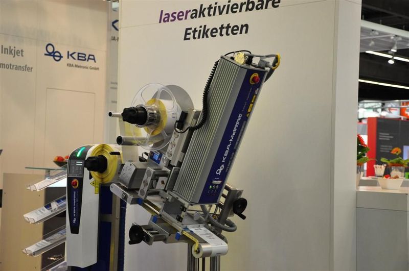 In Kooperation mit Herma hat KBA-Metronic ein Kennzeichnungslösung für laseraktivierbare Etiketten entwickelt. Hierbei wurden der modulare Etikettierer Herma 400 und das CO2-Lasersystem K-1000 kombiniert. Das so entstandene Laser-Etikettiersystem arbeitet ablativ, es entsteht demnach kein Materialabtrag, unnötige Standzeiten werden laut Hersteller nachweislich reduziert, zusätzliche Verbrauchsmittel erübrigen sich. Für eine lückenlose Rückverfolgbarkeit kann ein Kamerasystem integriert werden. (M.Henig/PROCESS) (Archiv: Vogel Business Media)