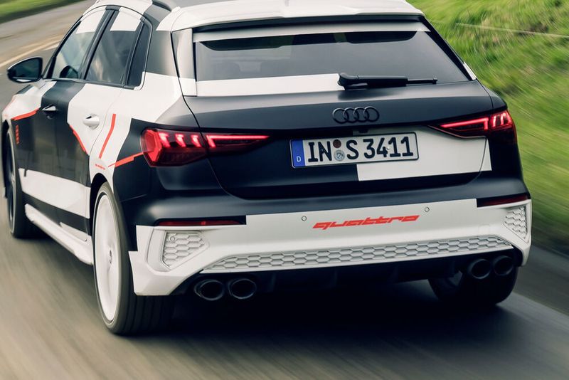 Das lässt sich an der Vierrohr-Auspuffanlage und dem Diffusor am Heck erkennen. (Audi)