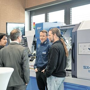 Rund 150 geladene Gäste nahmen an den Open Days teil und diskutierten über die Zukunft der Präzisionsfertigung, wie hier am Lang-/Kurzdrehautomaten (hybrid) «SX-38».(Bild:  Nastassja Neumaier, VCG)