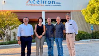 Vorstoß in Richtung Zerspanung in der Luft- und Raumfahrtindustrie! Von links: Mirko Merlo und Melissa Albeck von Ceratizit, Randy Jones und Ric DiOrio von Xceliron, und Andreas Lackner von Ceratizit, nach der Unterschrift zur Übernahme von Xceliron durch Ceratizit S. A.. (Bild: Ceratizit)