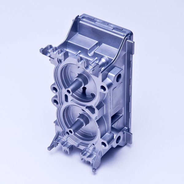 Den 3. Platz erhielt die Alupress AG für das Gehäuseoberteil für 2 Kanal EBS. Das Druckgussteil mit der Legierung EN AC-47100, einem Gewicht von 780 g und einer Abmessung von 193 mm x 98 mm x 98 mm (LBH) ist hohen Sicherheitsauflagen unterworfen. Gegenüber Kunststoff-Spritzgussteilen hat sich dieses Aluminiumdruckgussteil durch Maßhaltigkeit bei kleinsten Toleranzen und minimalen Radien, Dichtigkeit und Oberflächengüten für fertiggegossene Dichtflächen durchgesetzt. Bemerkenswert ist der montagefertige Guss des Bauteils. Ebenfalls positiv bewertet wurde das innovative und effiziente Temperiersystem mit additiv gefertigten Werkzeugsegmenten. (Bernard Langerock )